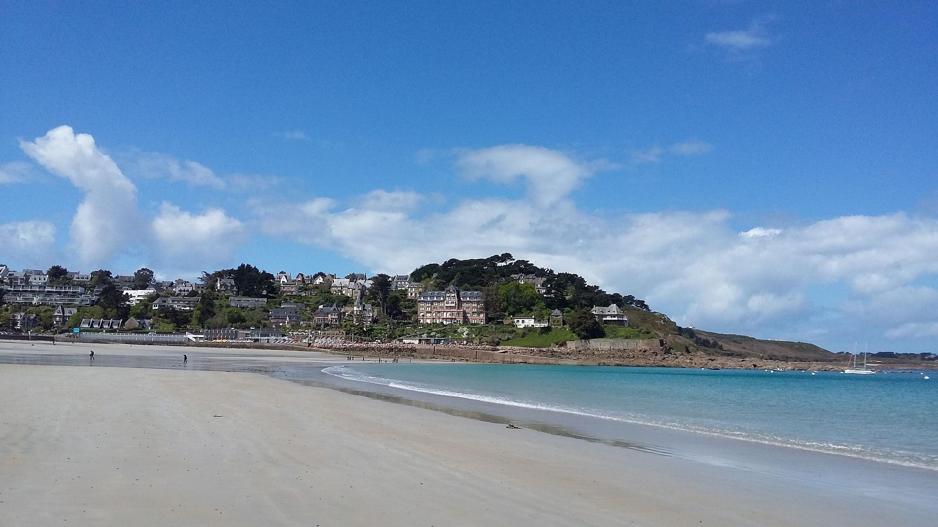 A wide, sandy beach at Perros-Guirec-Walk inn