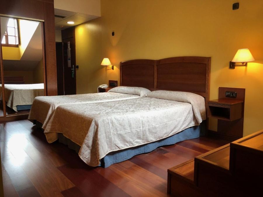 Bierzo Plaza hotel bedroom