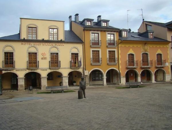 Bierzo Plaza hotel exterior