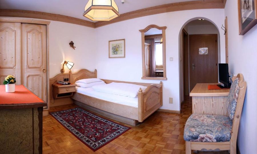 Dolomiti Madonna hotel room
