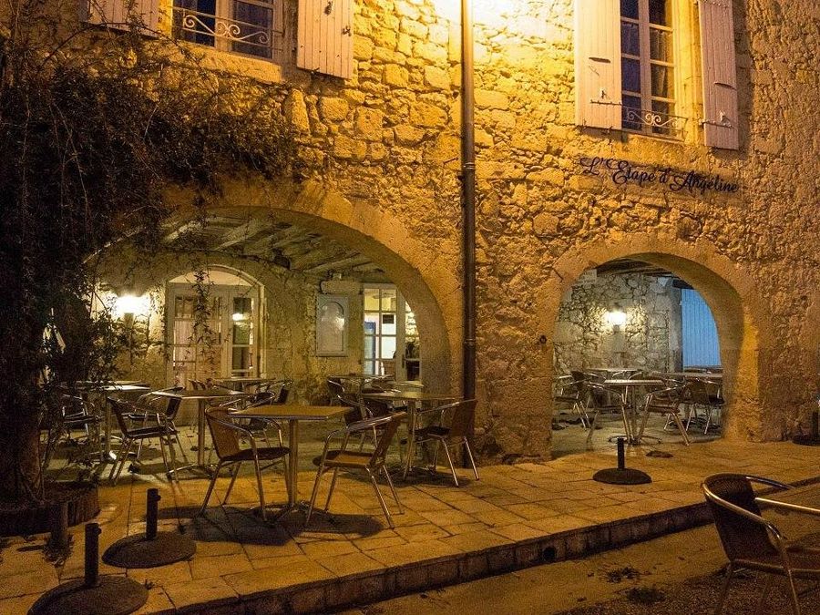 L'Etape d'Angeline restaurant at night