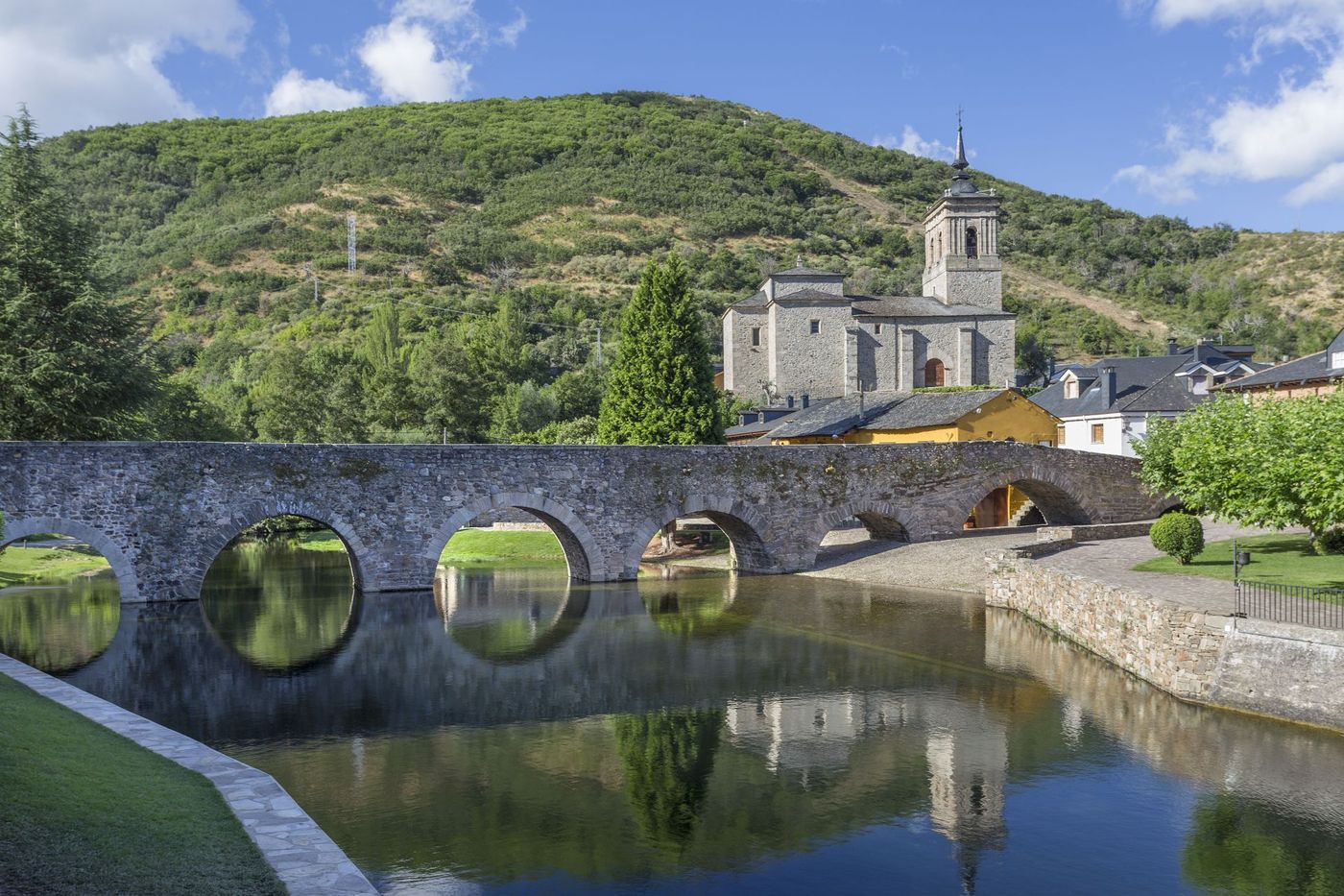 Medieval-Bridge-and-Church-in-Molinaseca-Spain