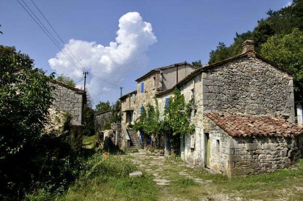 Old Buildings selo Ben-ìi-çi on walk