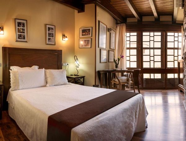 Puerta del Perdón hotel bedroom 2