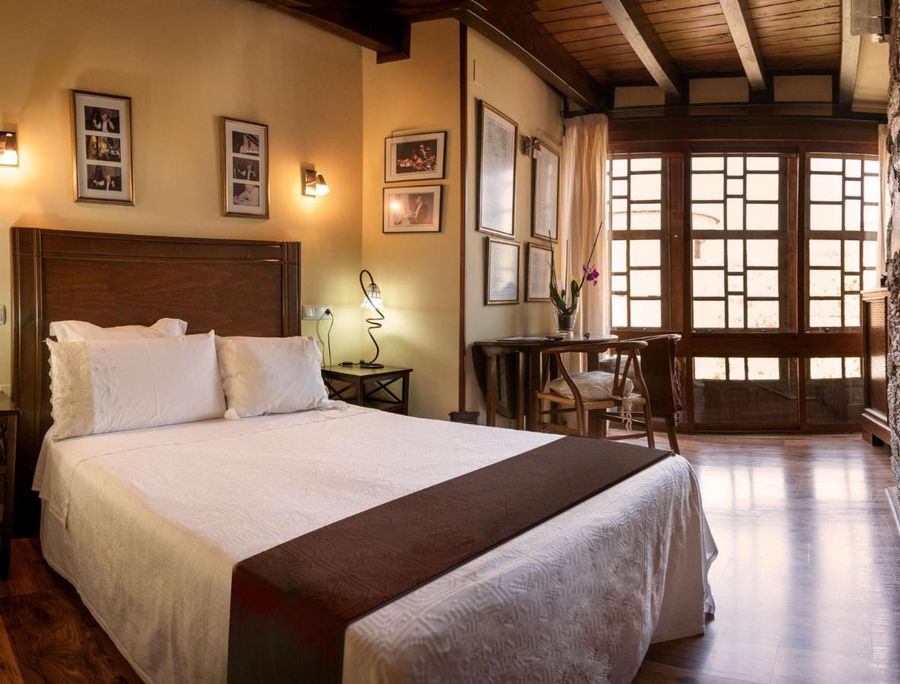 Puerta del Perdón hotel bedroom 2