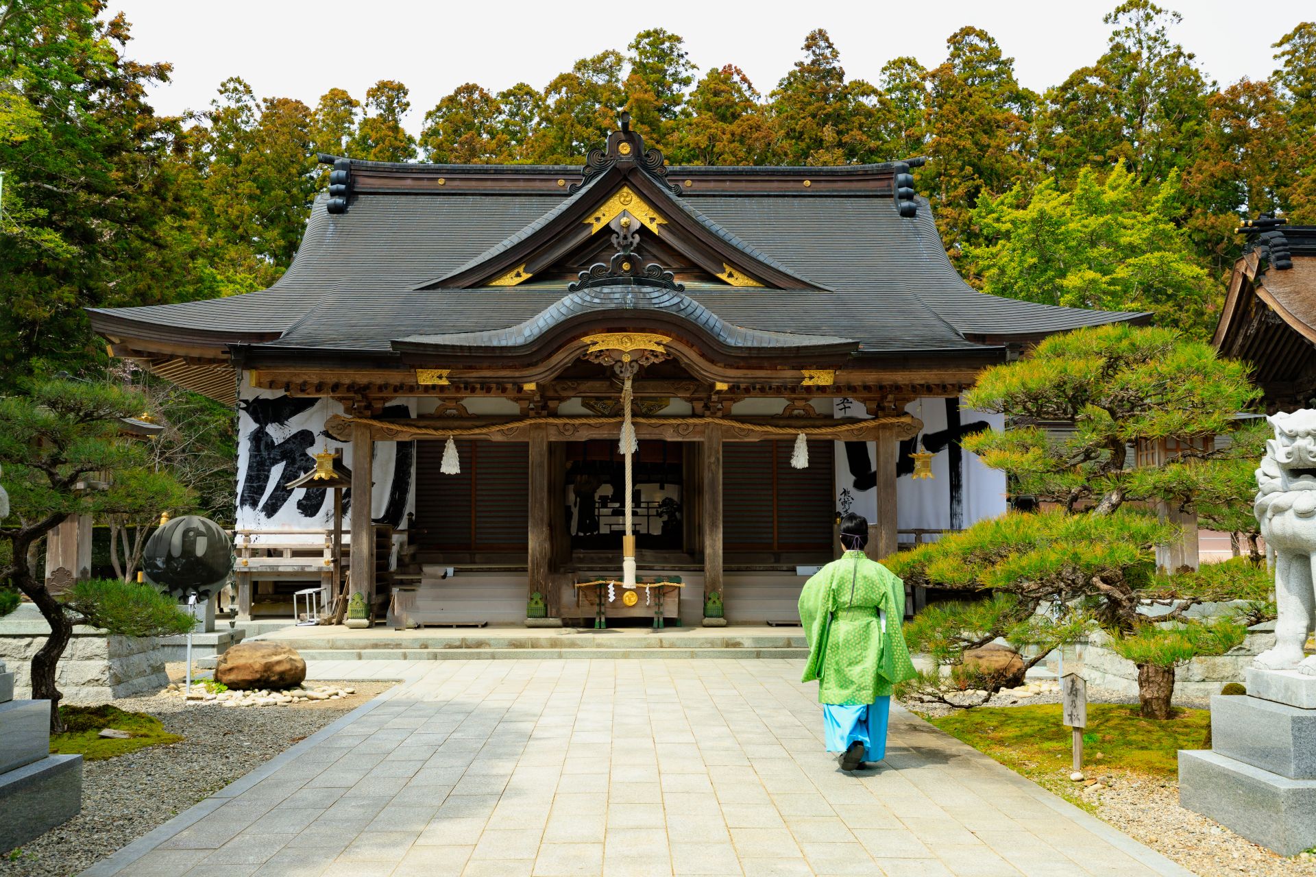 Shrine Visit in Traditional Attire at Hongu Taisha