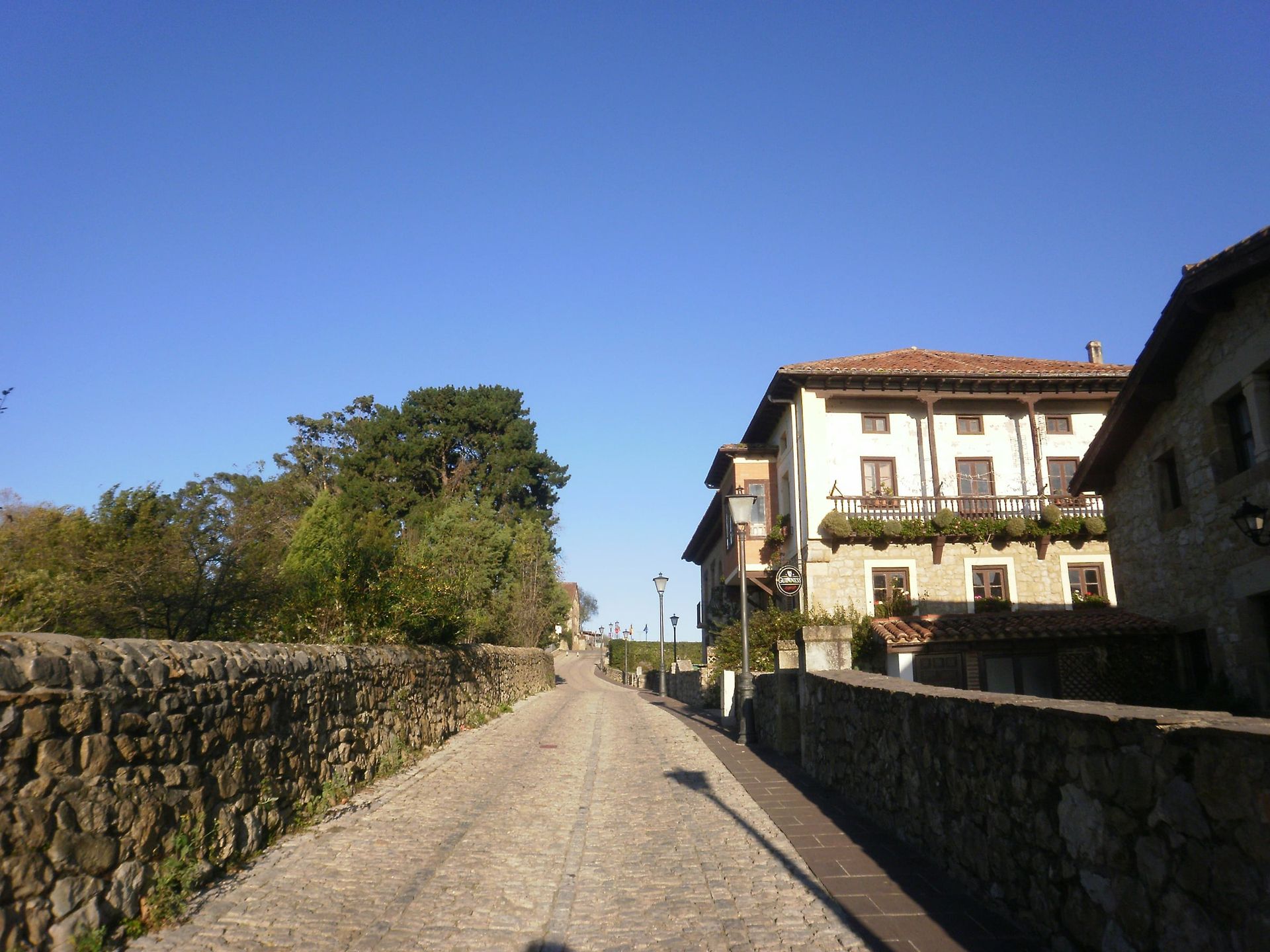 Santillana-del-Mar-Comillas-Centro-Historico-Santillana-del-Mar-pueblo-