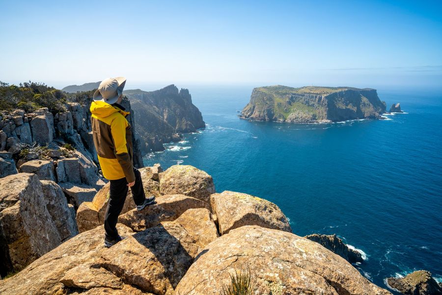 Trekker-Hiking-on-the-beautiful-Tasman-Cliff